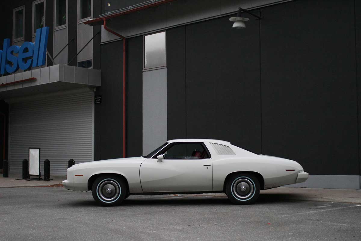 the left side of the pontiac grand am white