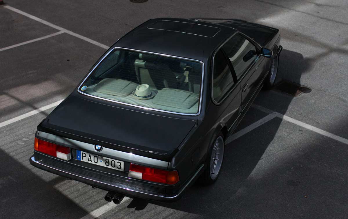 the rear of a bmw 635 csi with a hat in it