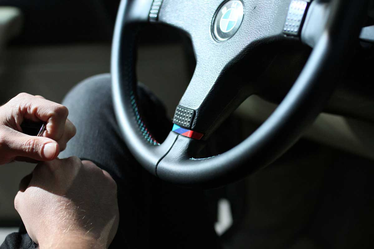 the steeringwheel and tomas schultz hands in a bmw 635 csi