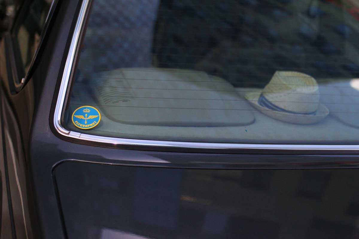 The Swedish Air Force Emblem in the rear window in  BMW 635 csi