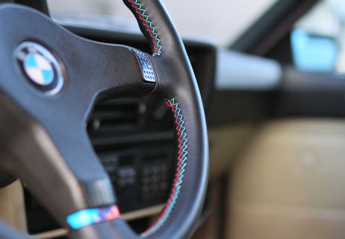 the m-stitching  steeringwheel of a BMW 635 csi