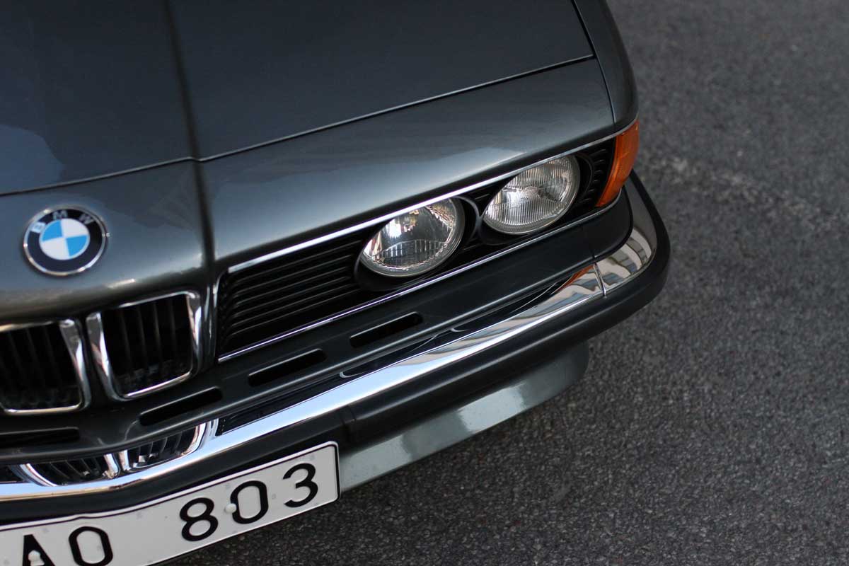 left headlight of a BMW 635 csi 