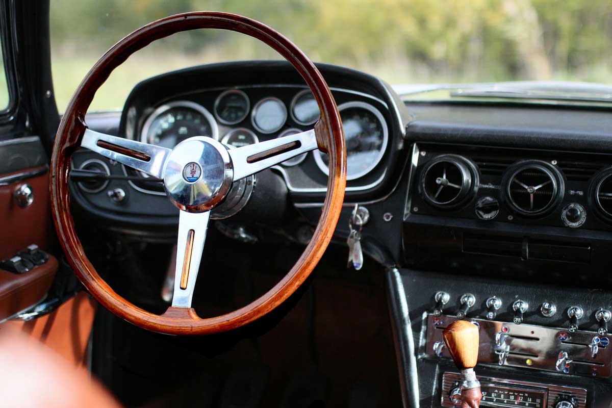 the wooden steeringwheel in a maserati quattroporte