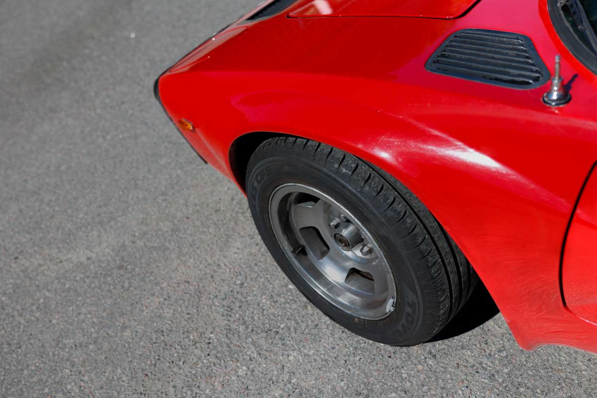 Alfa Romeo RZ from behind with drone