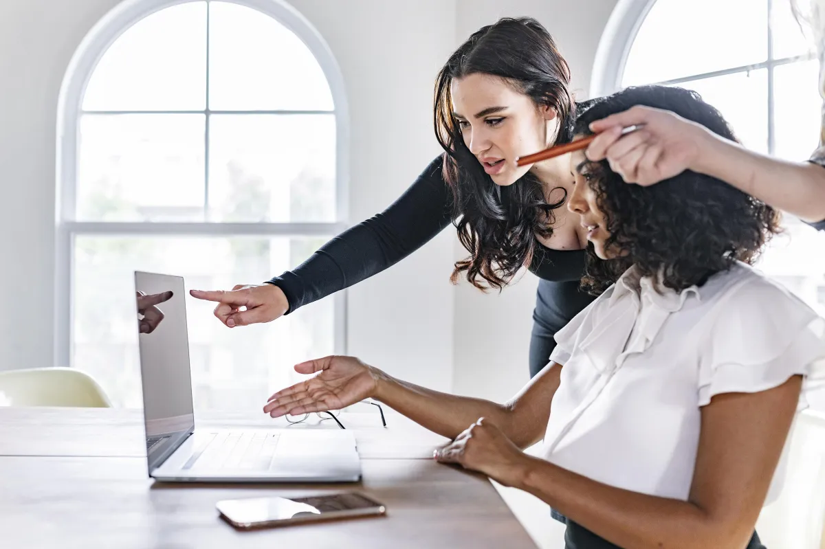 black iphone 5 with black case