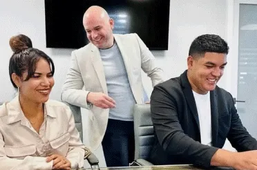 foto de clientes felices durante el cierre