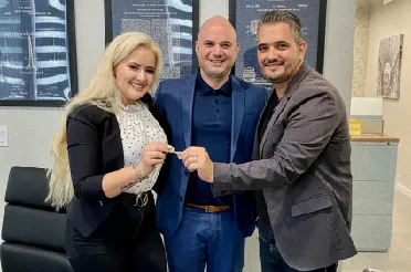 foto de clientes felices durante el cierre