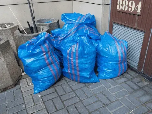 Fast pickup of excess bagged household garbage in Smyrna GA.