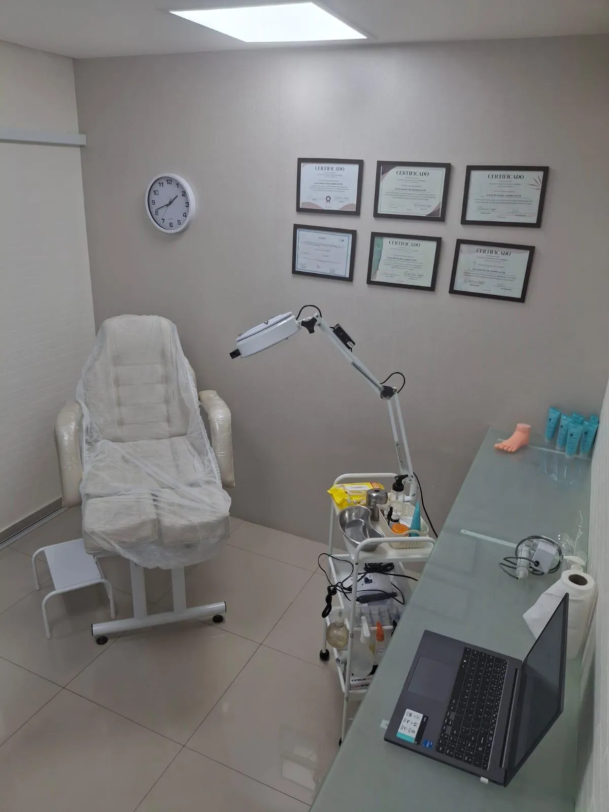 Ambiente de atendimento de podologia acolhedor e higienizado
