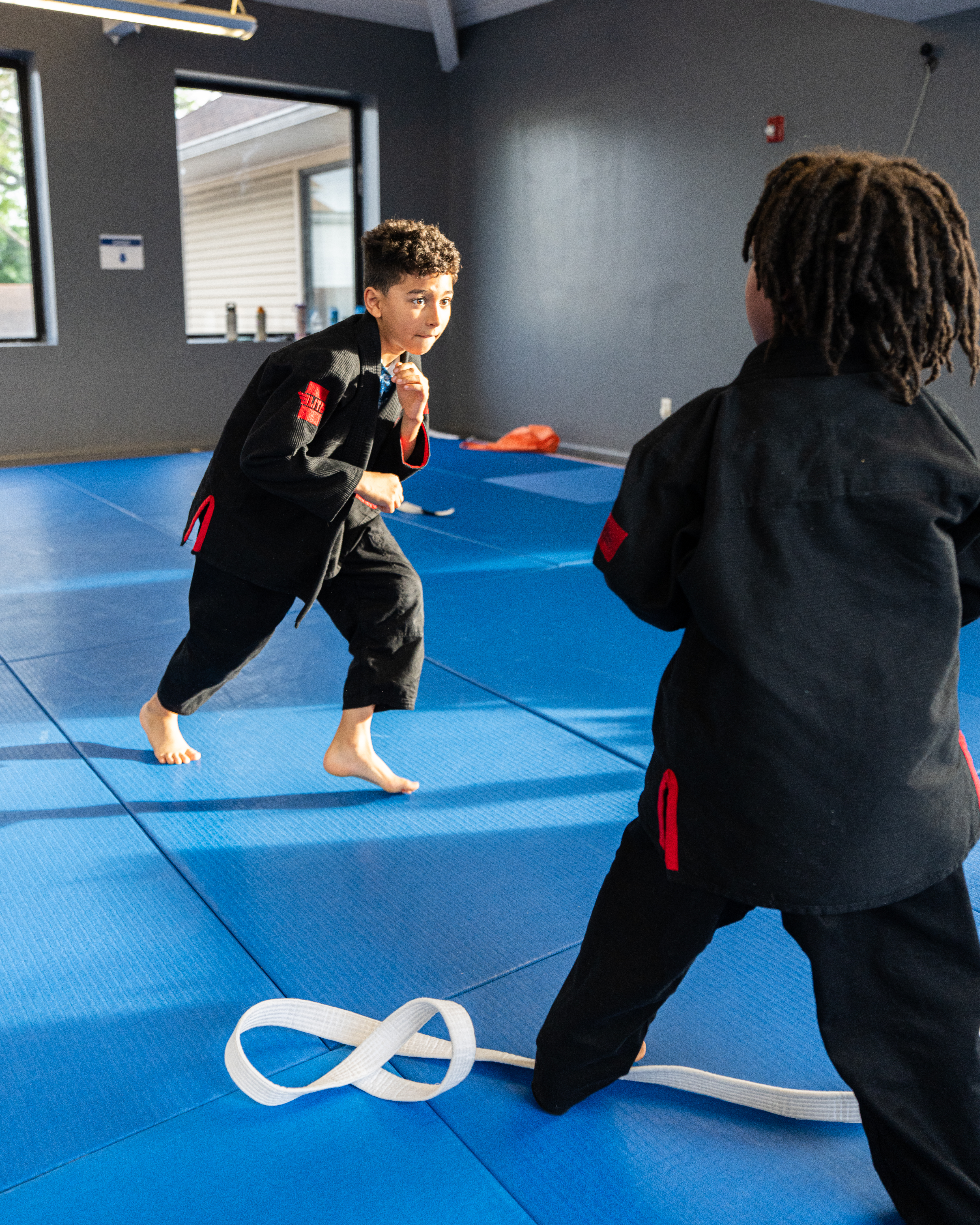 two students starting a match in stand up training together