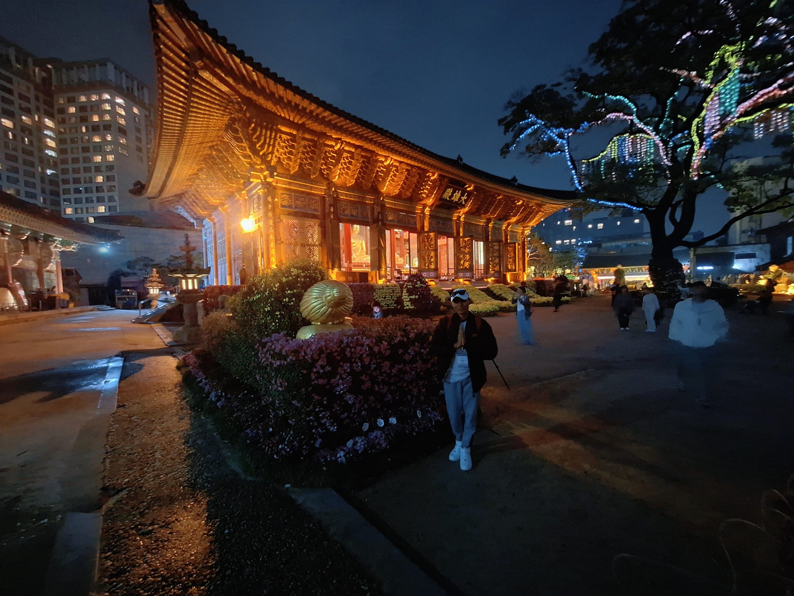 Una noche en el Templo Jogyesa: Paz y espiritualidad en el corazón de Seúl