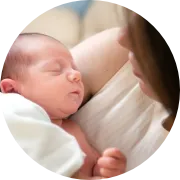 Mutter mit Baby auf dem Arm