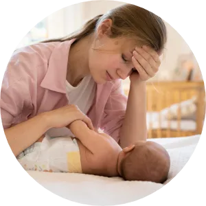 Verzweifelte Mutter mit Baby