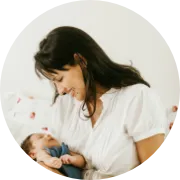 Mutter mit Baby auf dem Arm