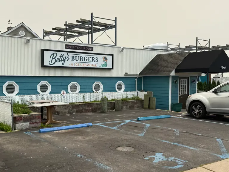 Betty’s Burgers & Ice Cream Bar set to bring a new coastal burger vibe to Merrick