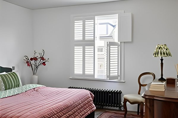 Tier-on-tier shutters with independently adjustable upper and lower panels