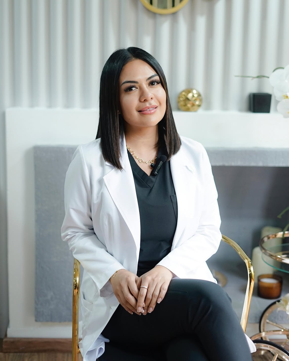 Retrato profesional de la Dra. Ana Hernández en consultorio boutique