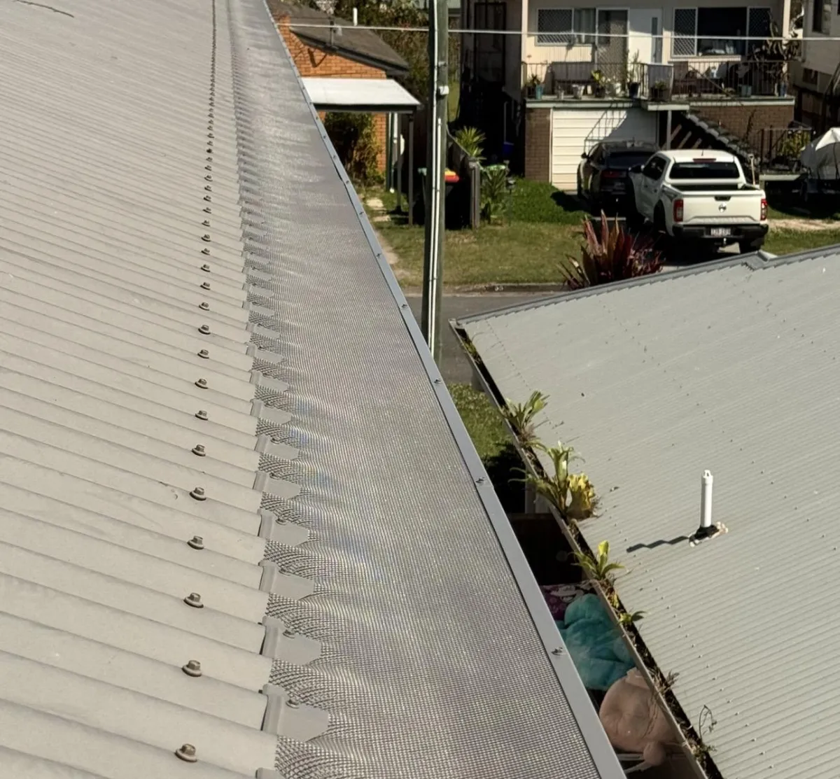 GUtter guards vs no gutter guards brown roof