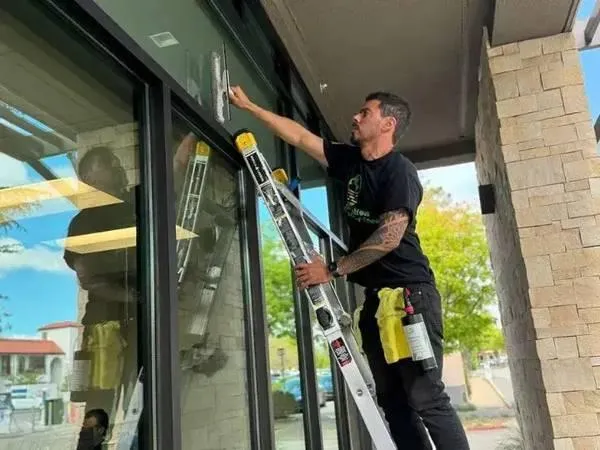 Glass window cleaning services