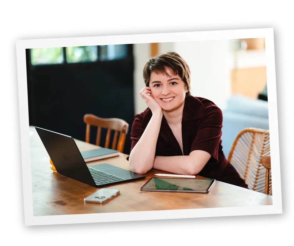 Marthe Déro, formatrice et créatrice du Kit de Survie pour Assistantes Virtuelles débutantes.