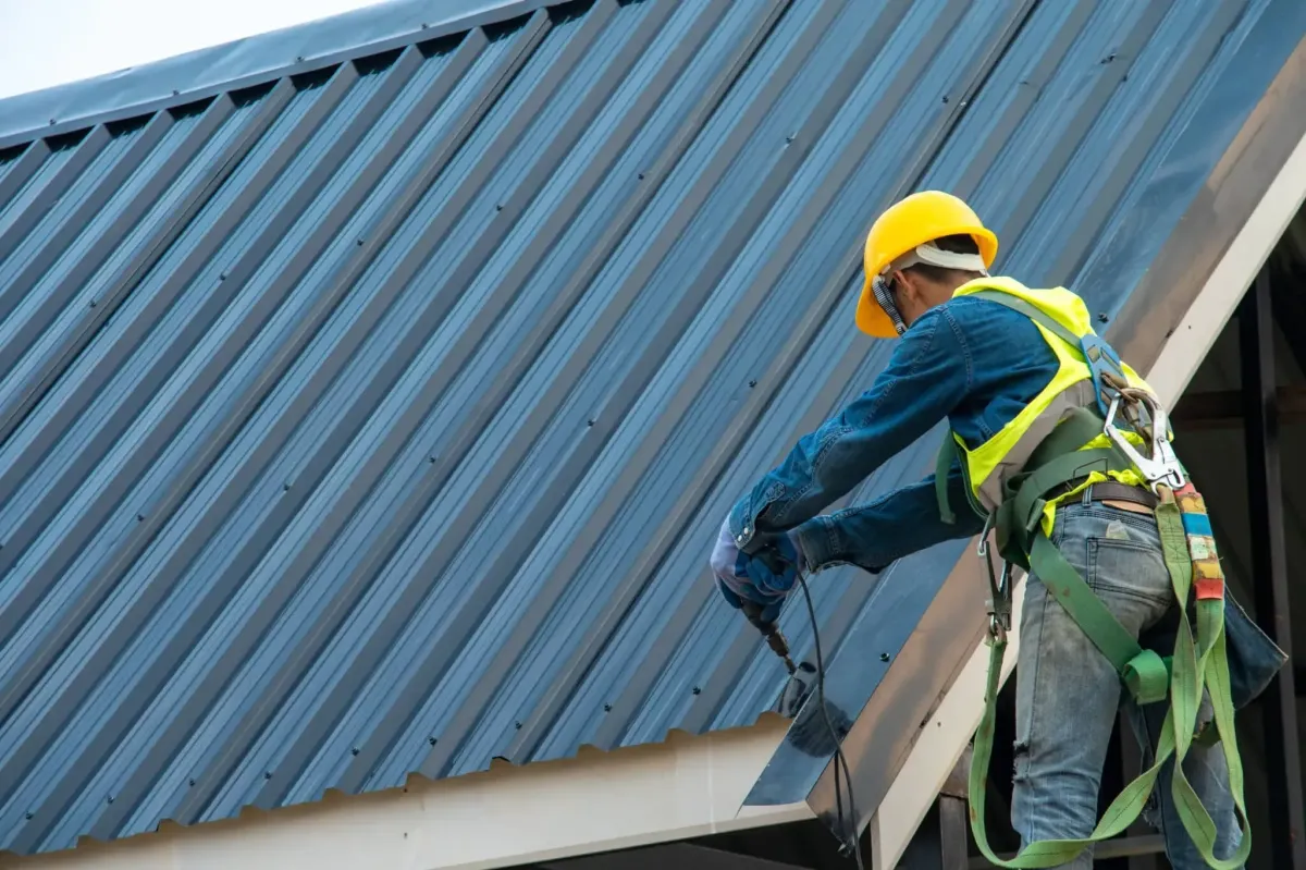 an expert roofer installing a gutter