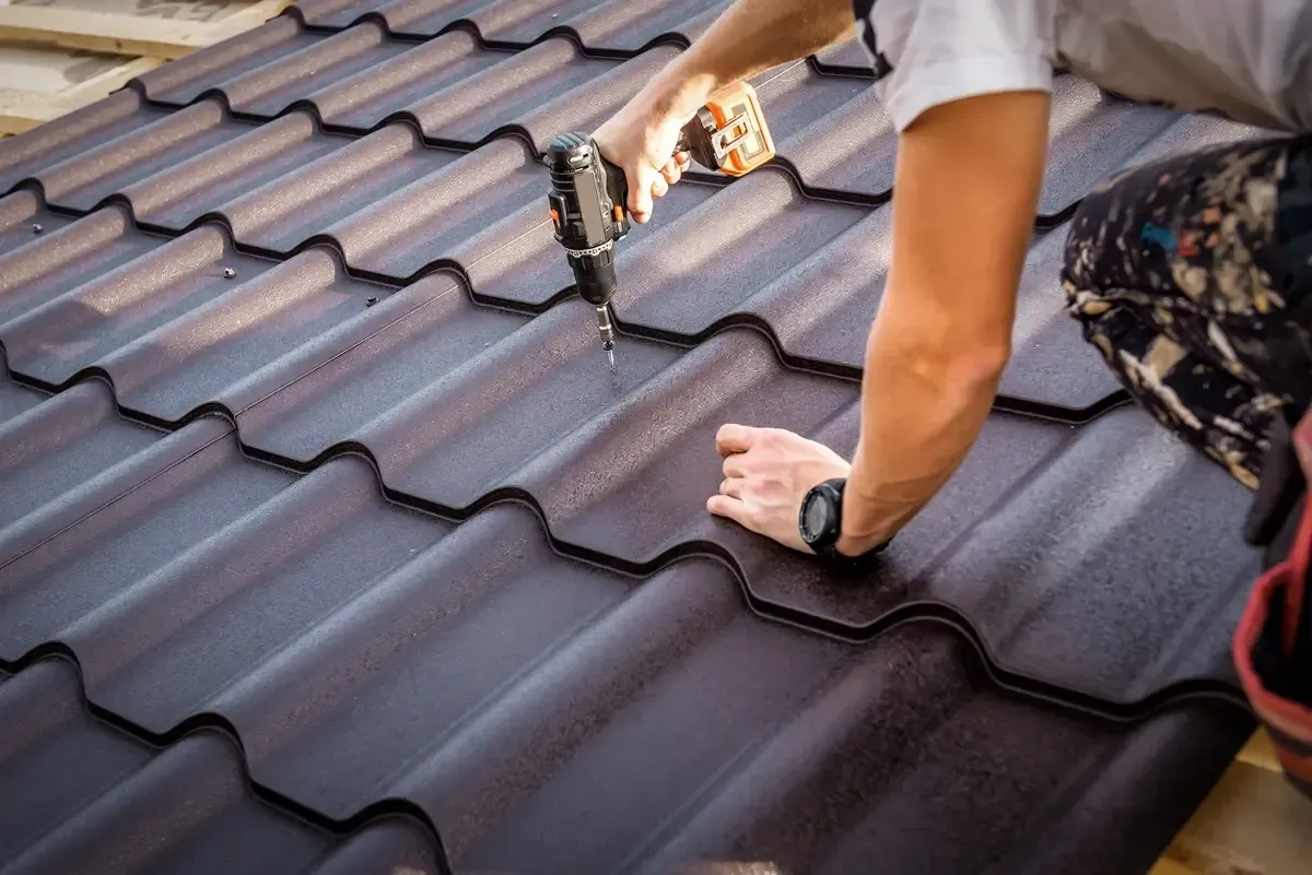 an expert roofer on roofing installation