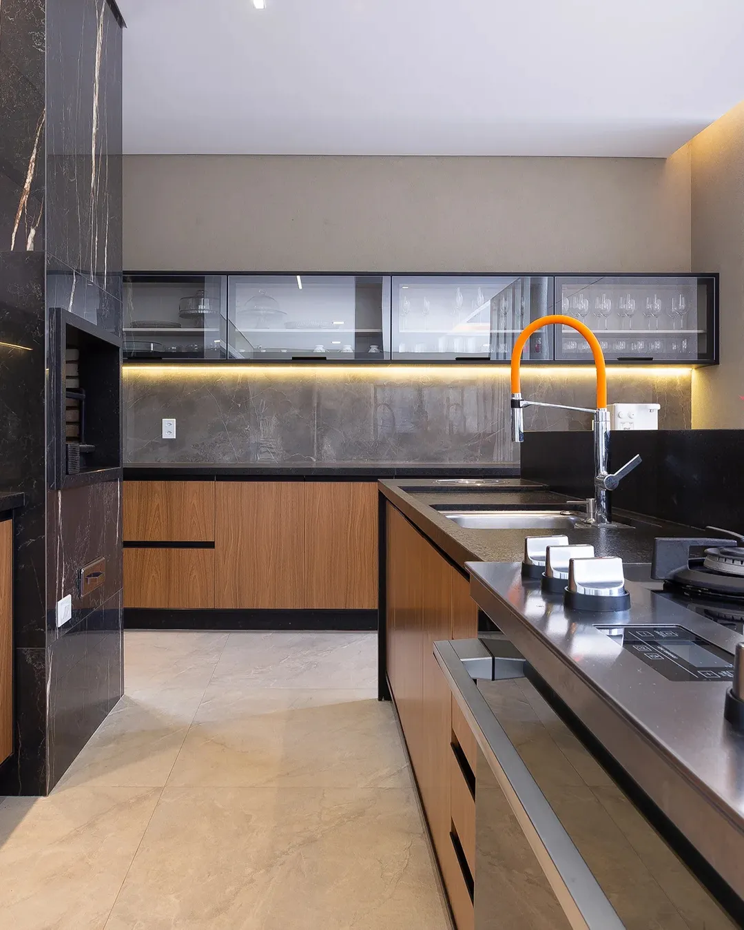 Projeto de móveis planejados para sala e cozinha com acabamento premium na Ilha do Governador.