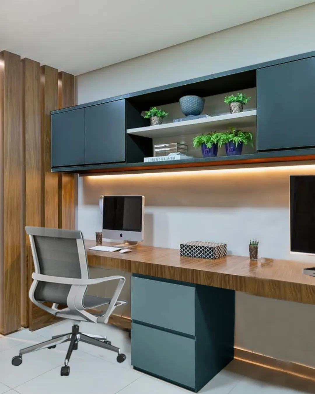 Ambiente de home office com escrivaninha moderna e cadeira de escritório ergonômica M.Art Móveis.