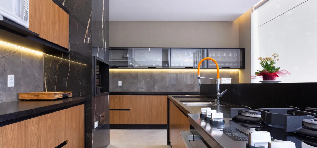 Cozinha planejada sob medida com armários modernos instalada pela M.Art Móveis antiga Mobilha.