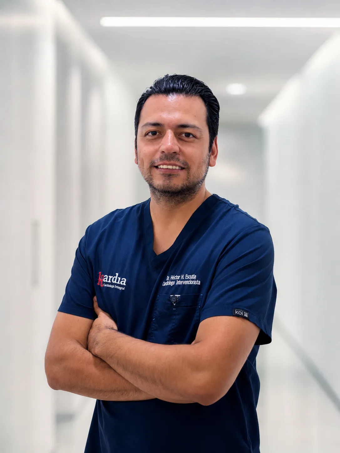 Fotografía cálida del Dr. Héctor H. Escutia interactuando con un paciente