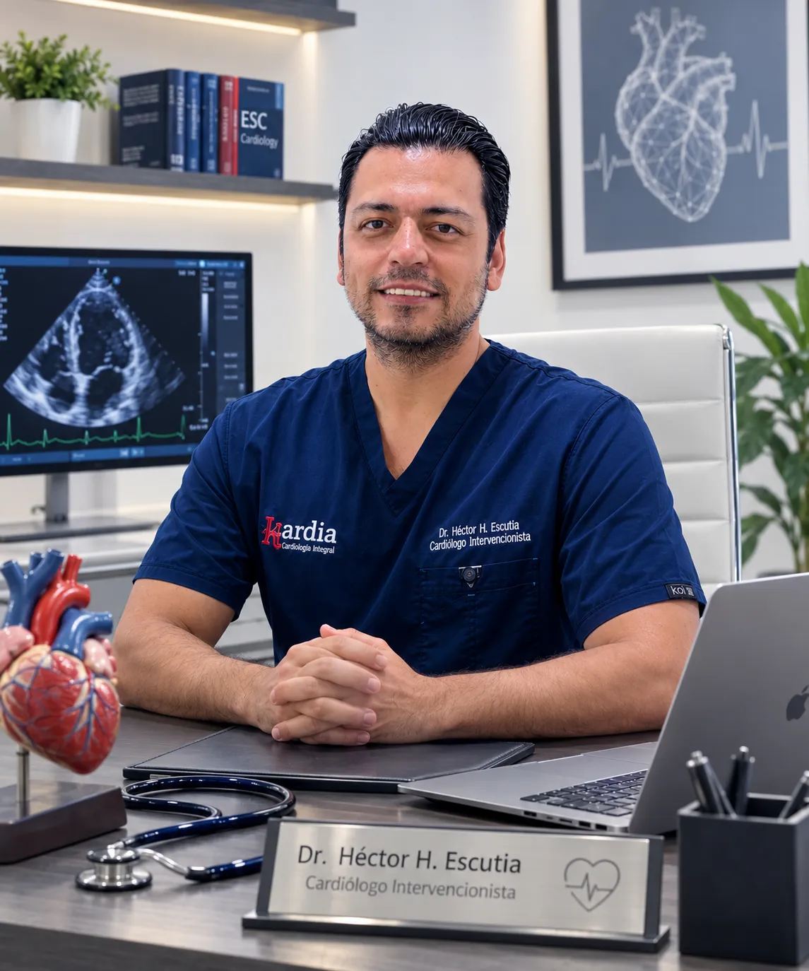 Dr. Héctor Escutia en su entorno clínico