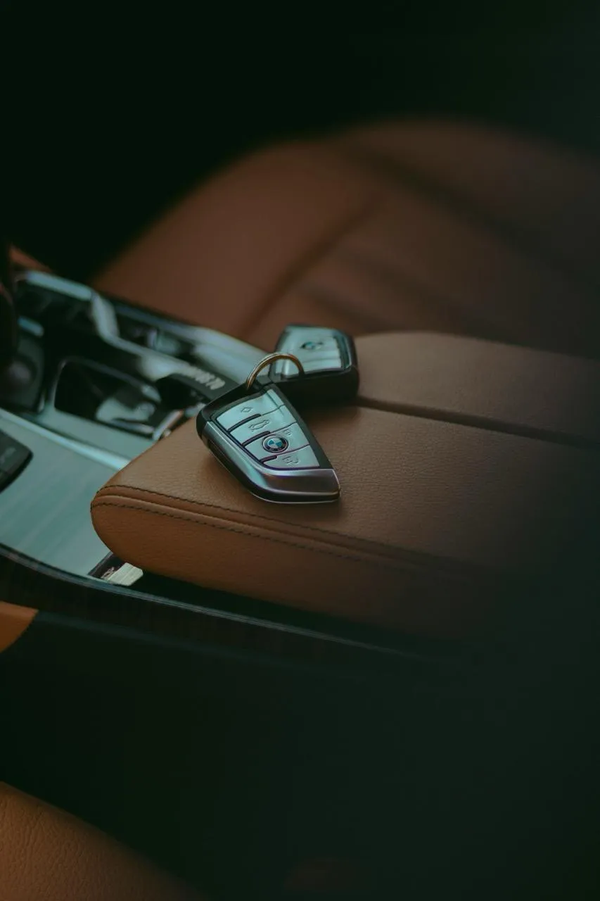 zwei Schlüssel im Auto Bild