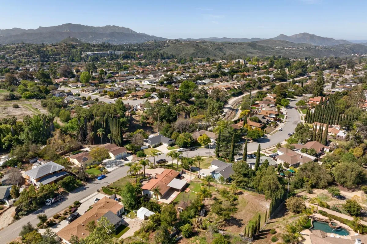 2026 U.S. real estate market update showing modern homes, neighborhoods, and housing market trends across America