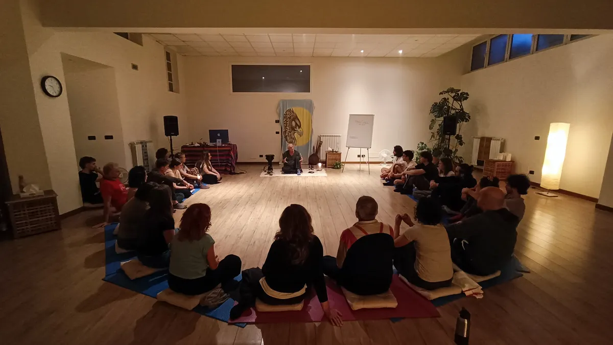 Atmosfera meditativa con percussioni artigianali in legno e fumo sottile di incenso naturale