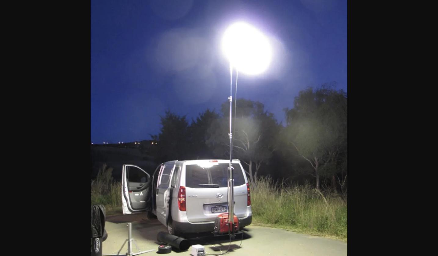 Mobile floodlight tower on a mine site service vehicle