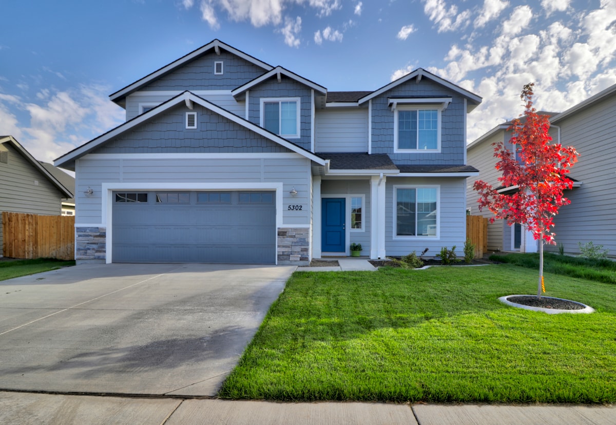 Bellevue Concrete builds and installs Pathway