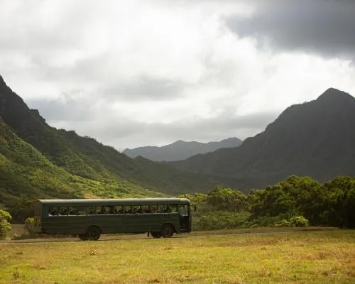 Hollywood Movie Site Tour Bus in Kualoa Valley