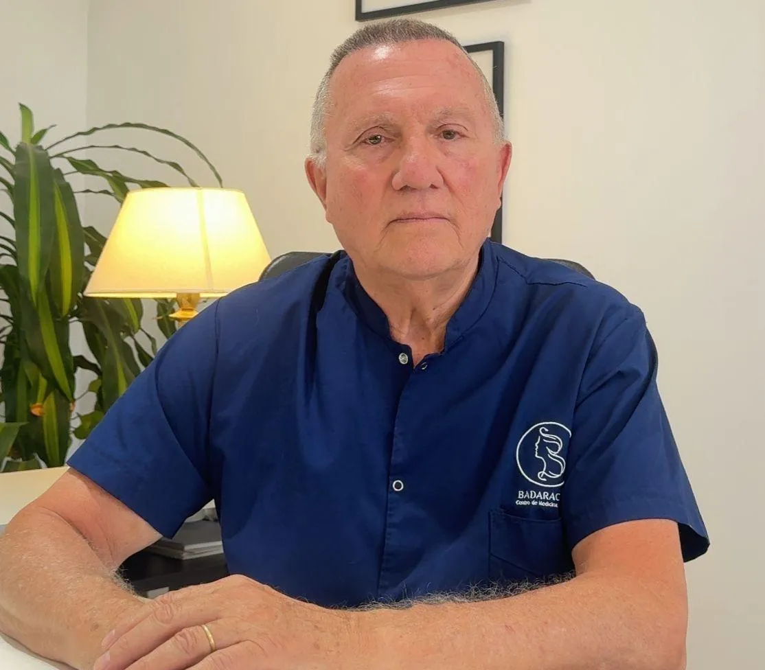 Retrato corporativo de recepcionista profesional de la Clínica Aurora