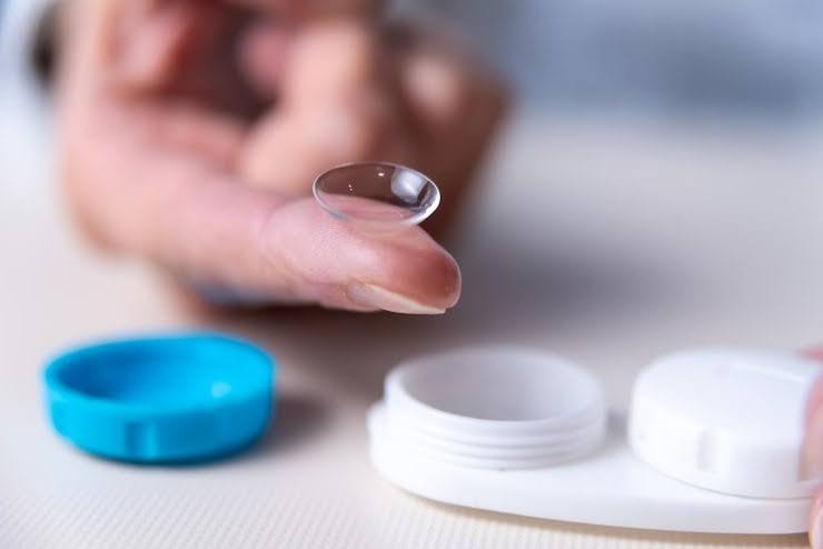 why contacts feel uncomfortable suddenly
