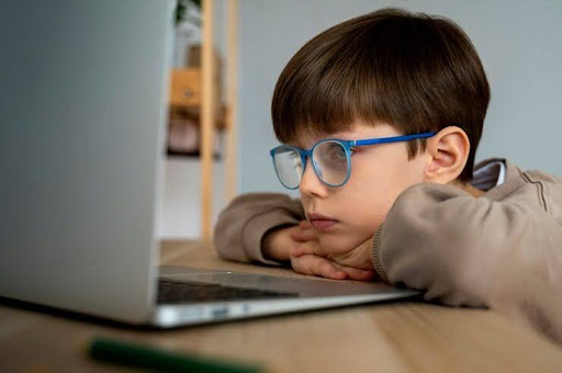 can weak glasses make myopia worse