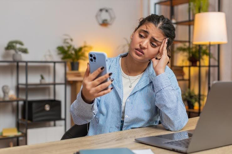 phone scrolling eye strain