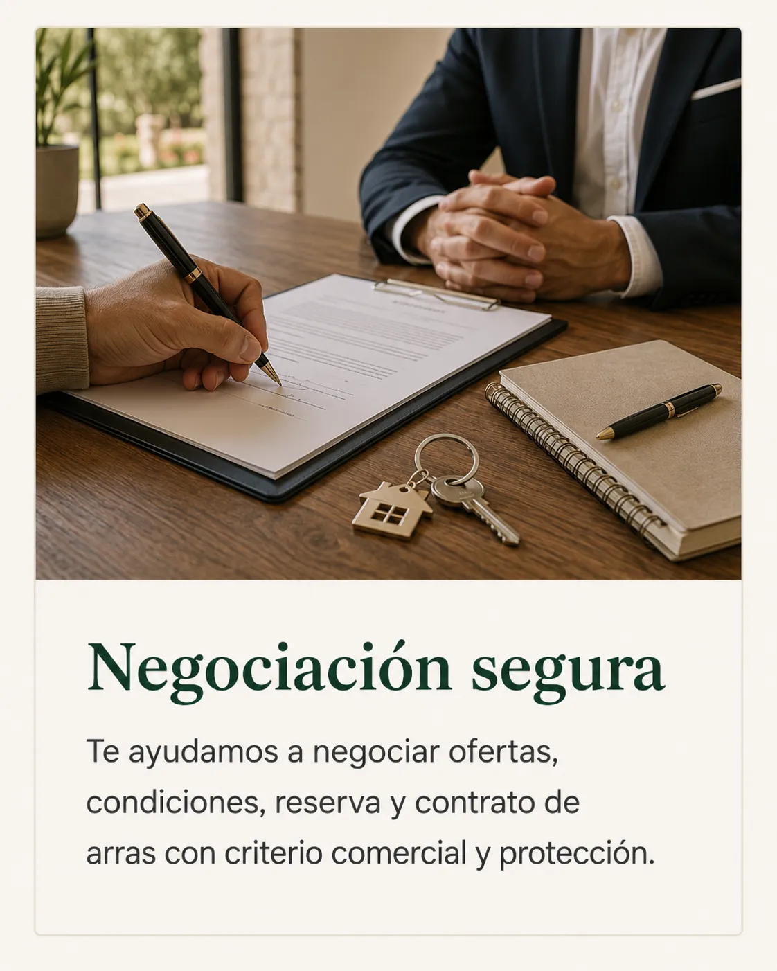 Firma de documentos y acuerdo inmobiliario con llaves sobre mesa para una negociación segura de compraventa.