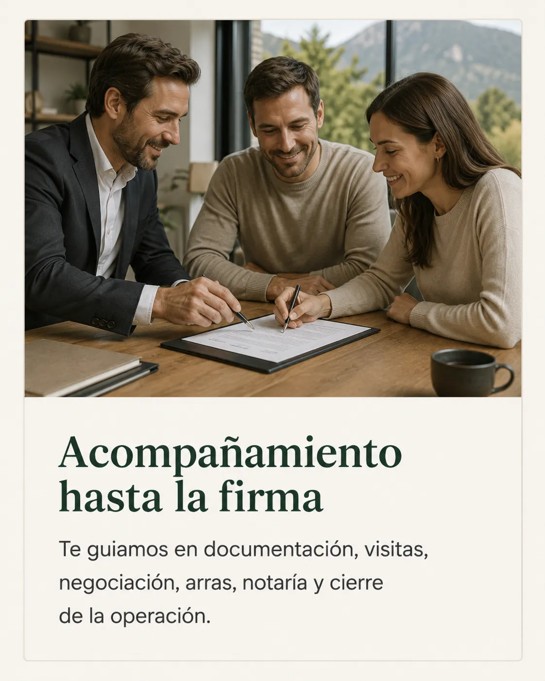 Agente inmobiliario con clientes revisando contrato en una mesa profesional durante el proceso de compraventa.