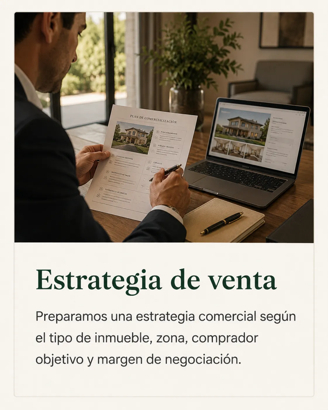 Agente inmobiliario revisando estrategia de venta con portátil y planificación comercial para vender una propiedad.