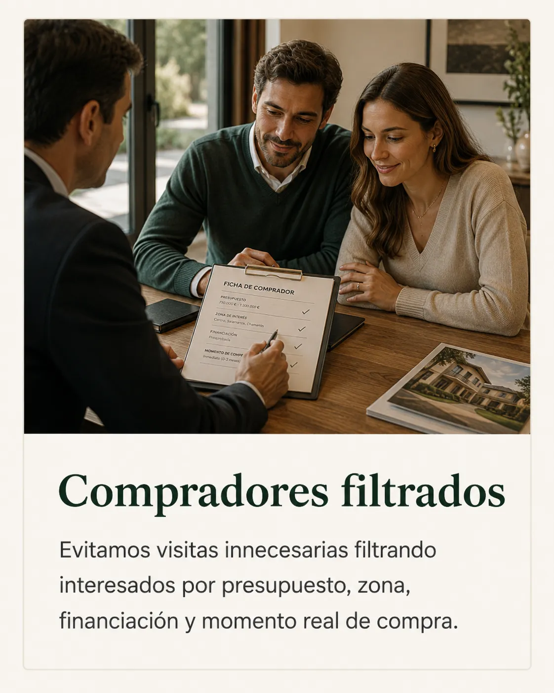 Agente inmobiliario revisando perfil de compradores y necesidades de una pareja para filtrar visitas y oportunidades reales.