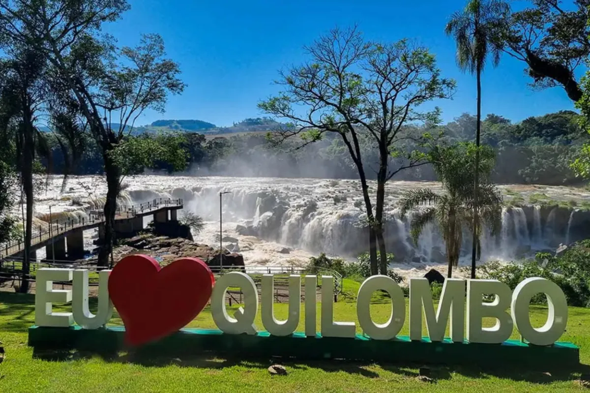 Rua histórica com guia explicando arquitetura a pequeno grupo, roteiro cultural Home Turismo.
