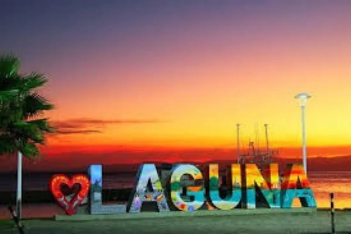 Rua histórica com guia explicando arquitetura a pequeno grupo, roteiro cultural Home Turismo.