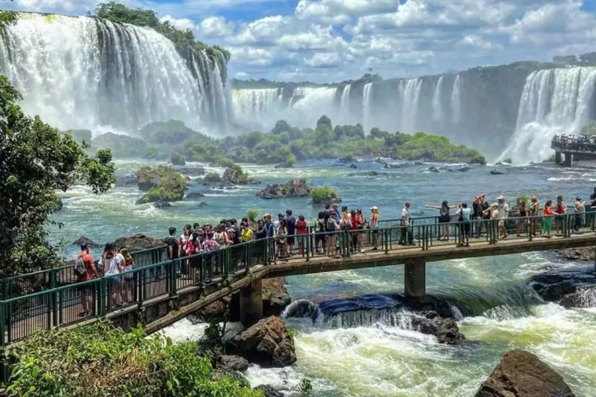 Rua histórica com guia explicando arquitetura a pequeno grupo, roteiro cultural Home Turismo.