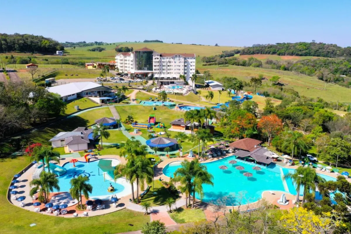 Rua histórica com guia explicando arquitetura a pequeno grupo, roteiro cultural Home Turismo.