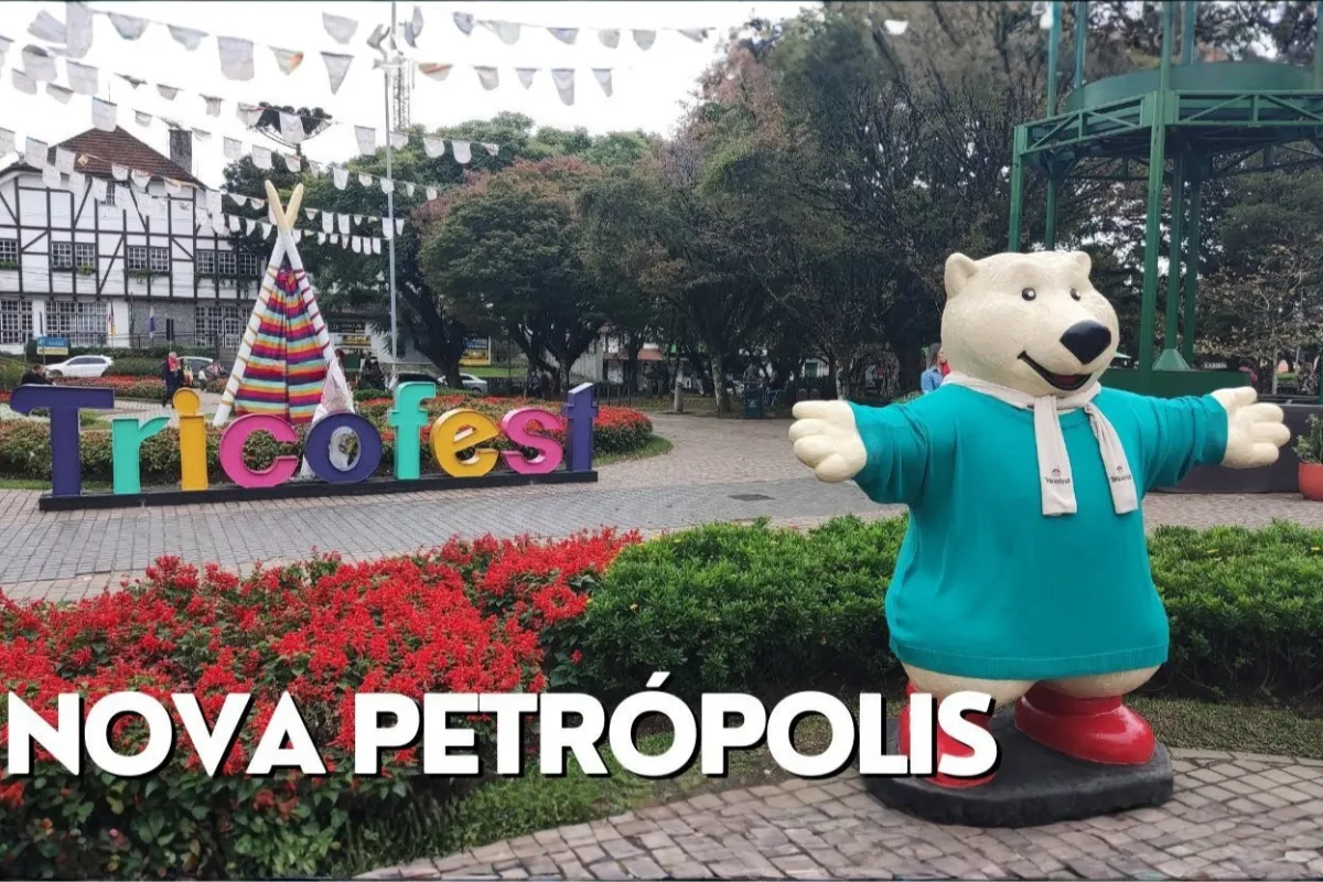 Rua histórica com guia explicando arquitetura a pequeno grupo, roteiro cultural Home Turismo.